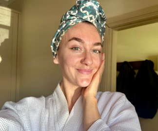 Coco & Eve microfibre hair towel Jas selfie in-article