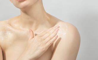 Skinstitut Glycolic Scrub - close up of womans chest and neck as she applies scrub to her shoulder - 670 x 417