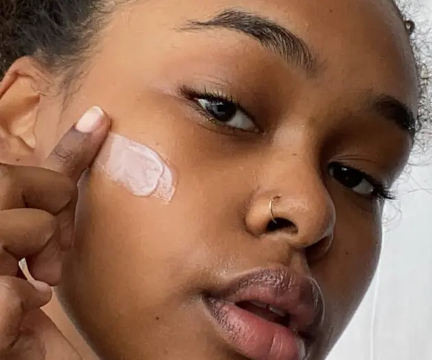 What Is the Difference Between a Serum and a Moisturiser?