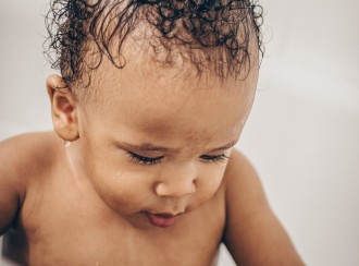 best-baby-wash_close up of baby in bath tub_1080x800