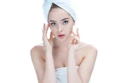 A Guide to Acne-Friendly Cosmetics That Treat Breakouts
