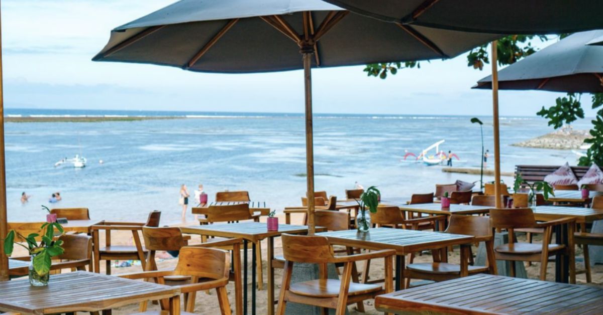 Kafe tepi pantai di Sanur dengan meja makan menghadap laut