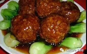 Traditional Chinese cuisine: lion's head meatballs