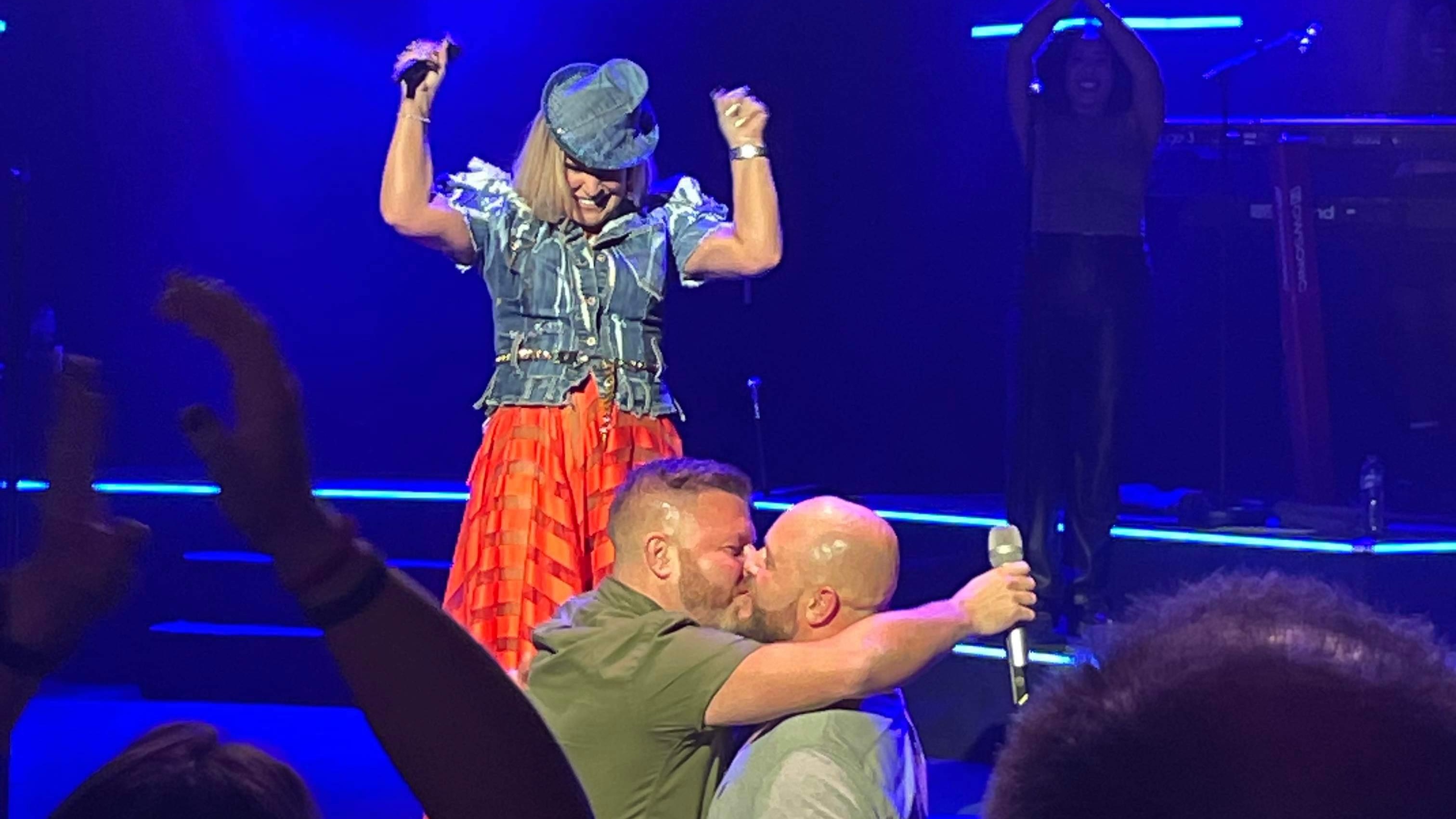 anastacia-fan-handed-mic-to-propose-to-boyfriend-at-cardiff-show-itv