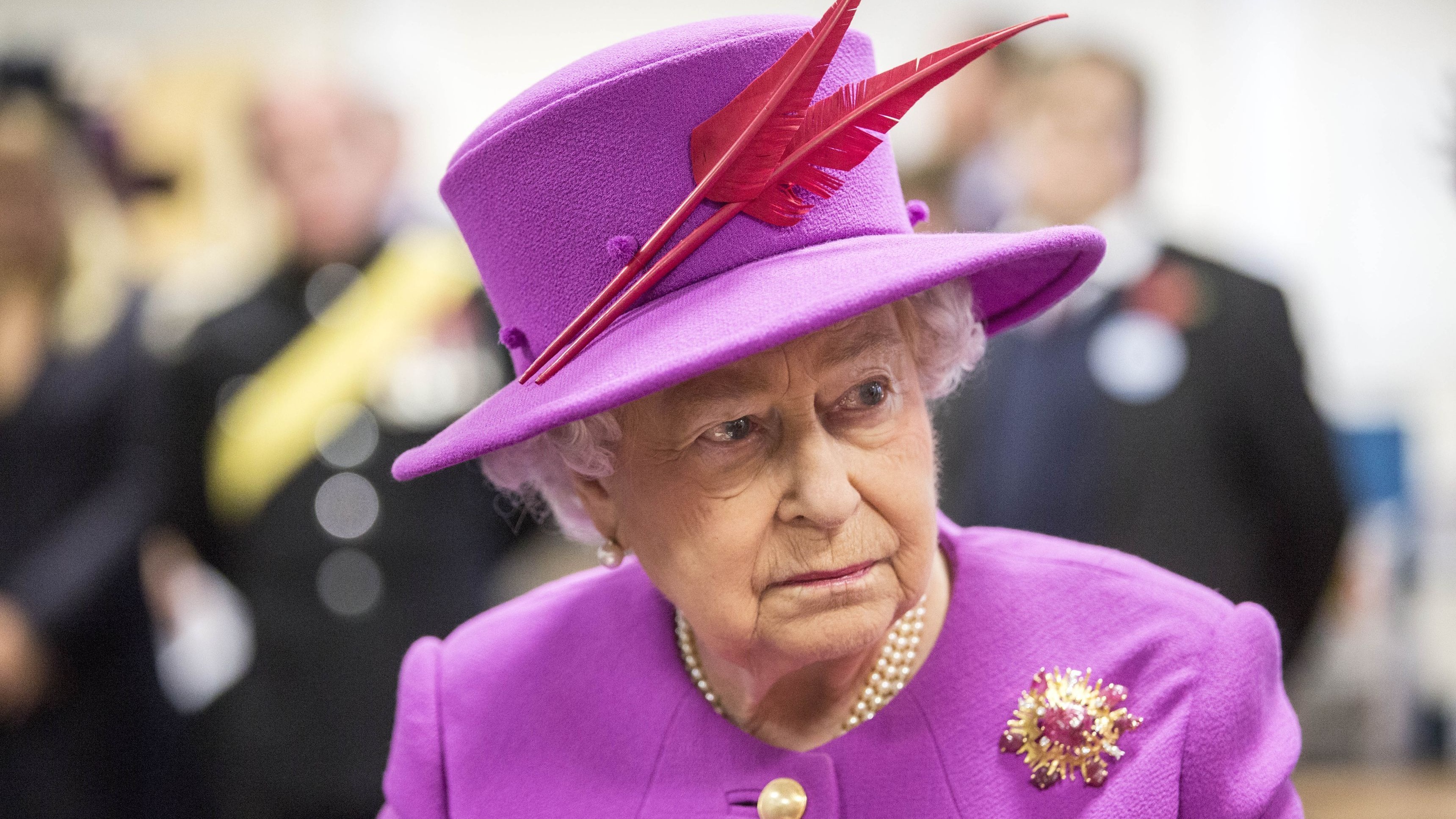 Queen to lead nation in silent tribute to war dead | ITV News