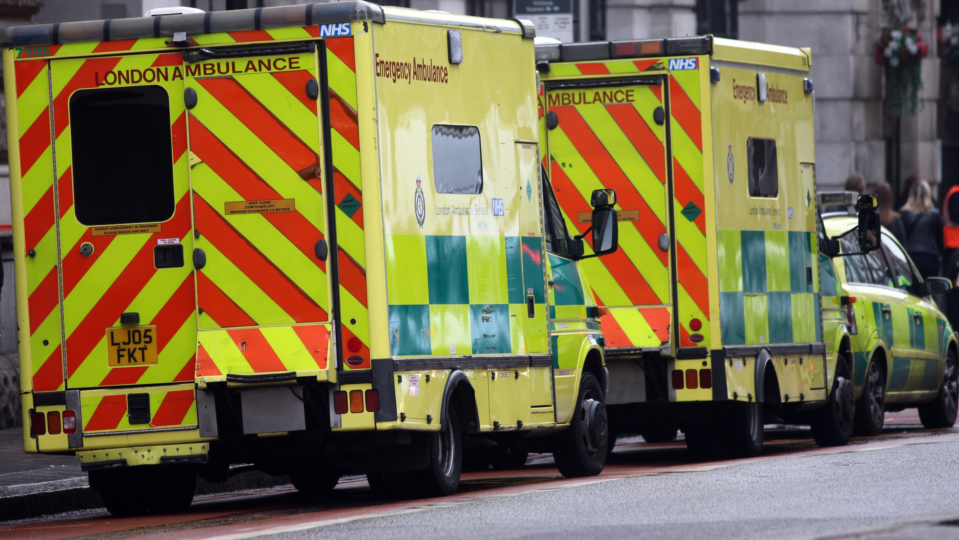 ambulance-drivers-switch-off-sirens-during-two-minute-silence-itv