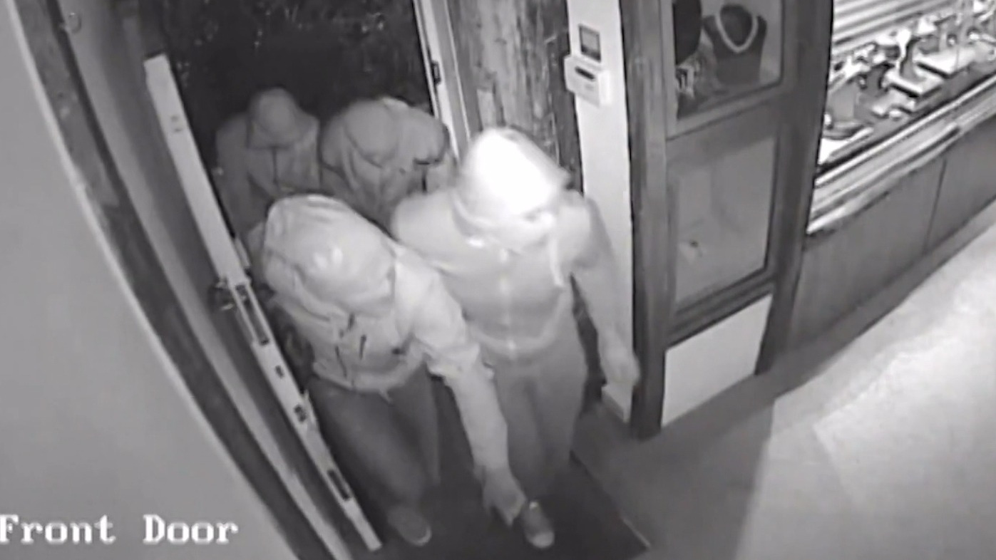 Snatch And Grab Jewellery Raiders Clear Out Shop In Less Than 60 Seconds Itv News Meridian