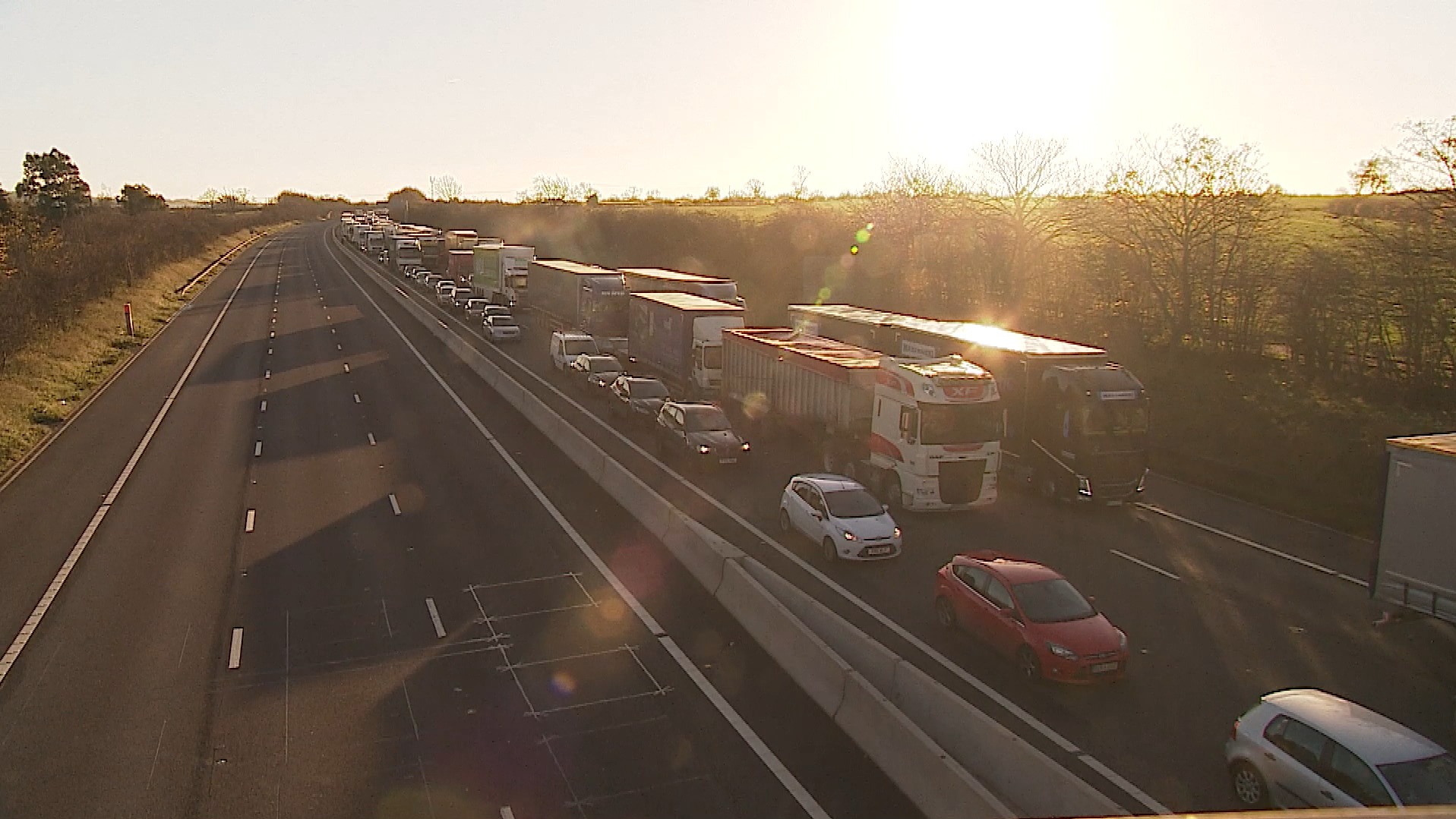 Long Delays After M1 Was Closed In Both Directions In Northamptonshire Itv News Anglia 9500