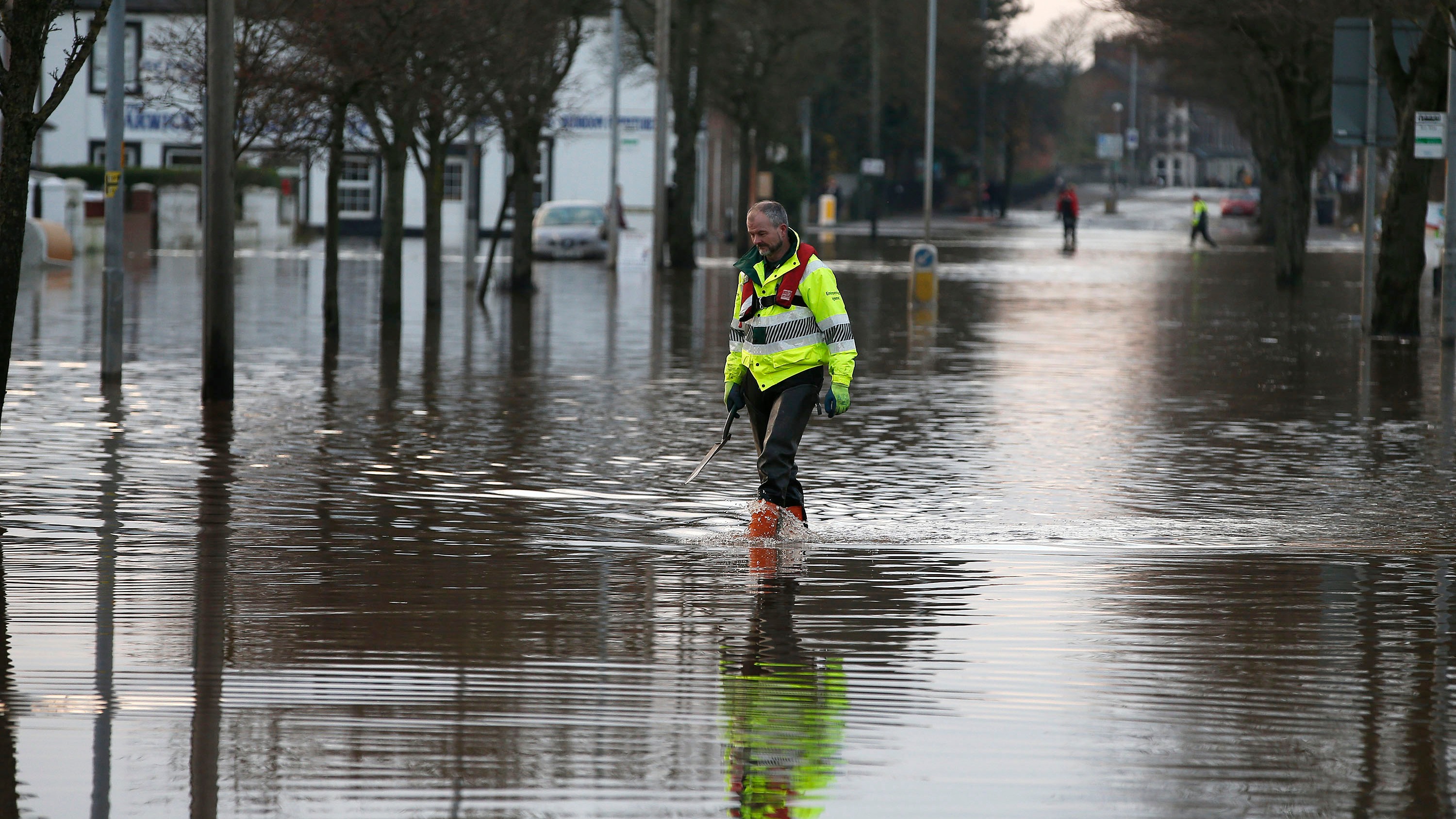 Storm Desmond: Engineers battle to restore power to homes after ...