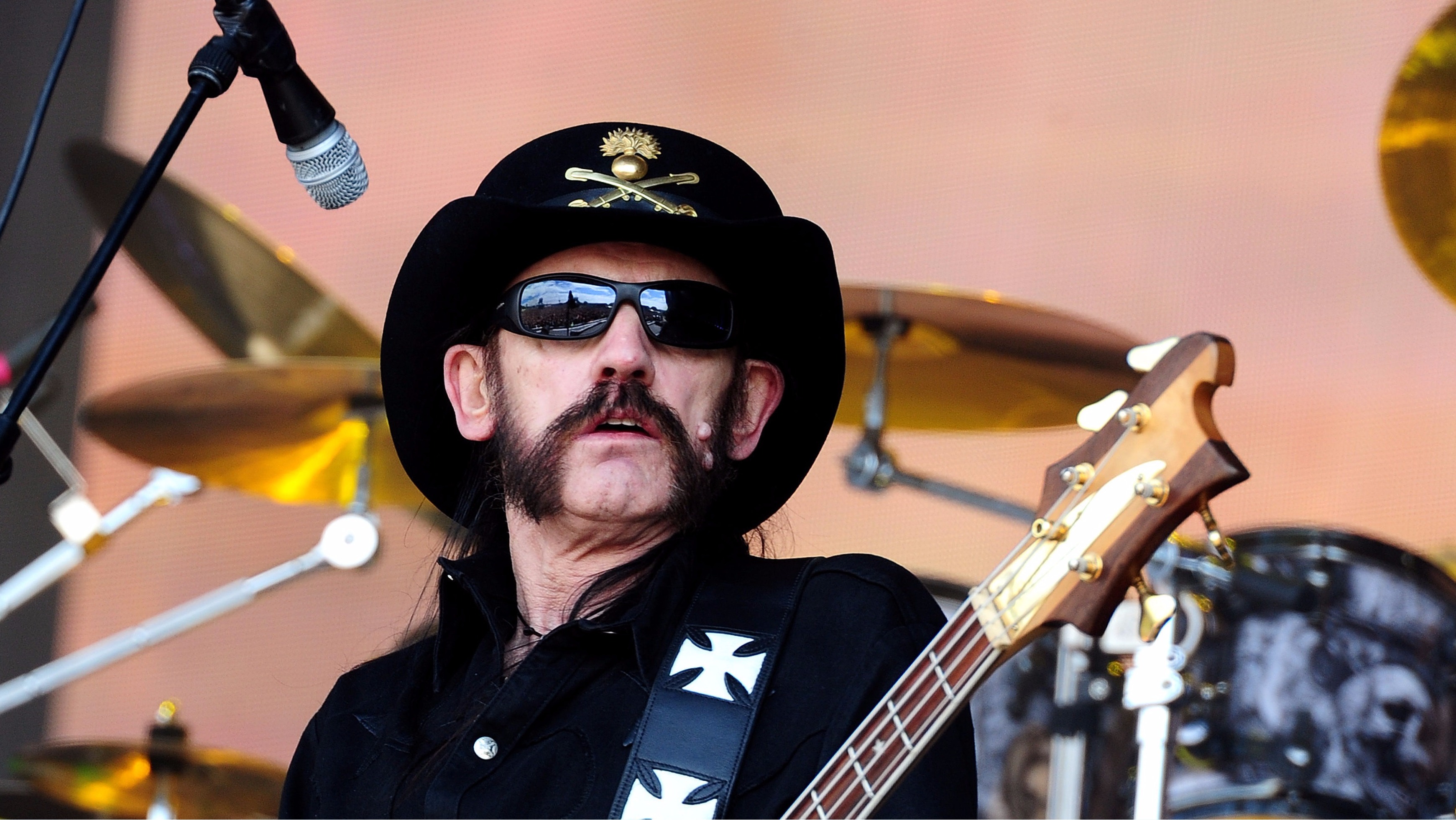 Motörhead Frontman Ian Lemmy Kilmister Dies Aged 70 After Short Cancer Battle Itv News 