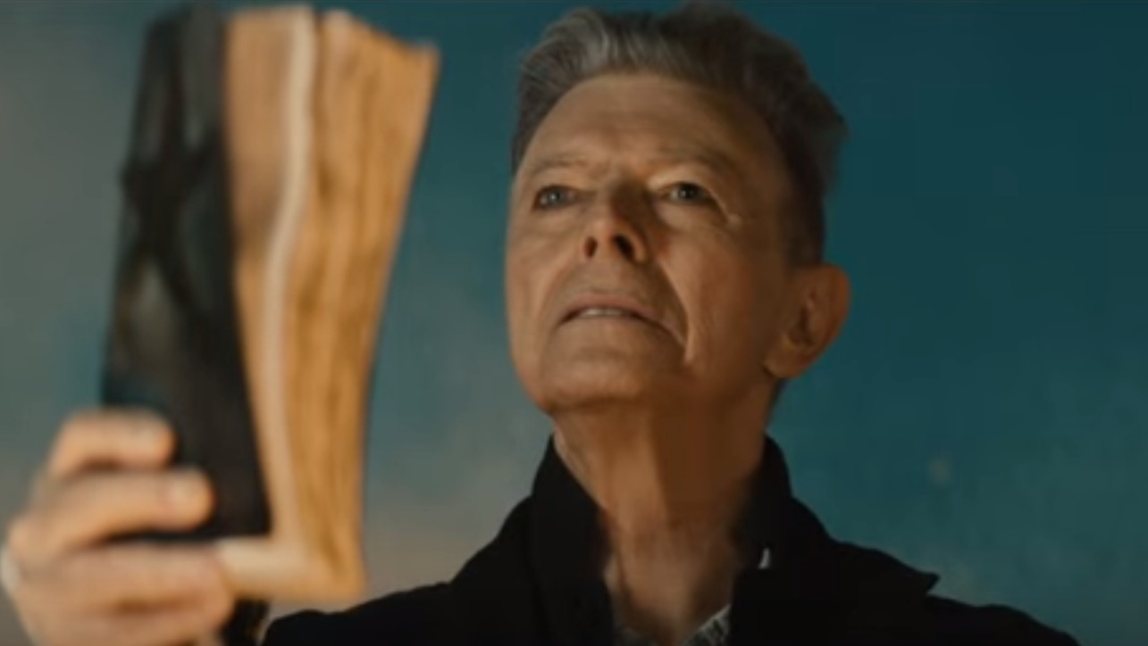 David Bowie's final album Blackstar shoots to top of charts | ITV News