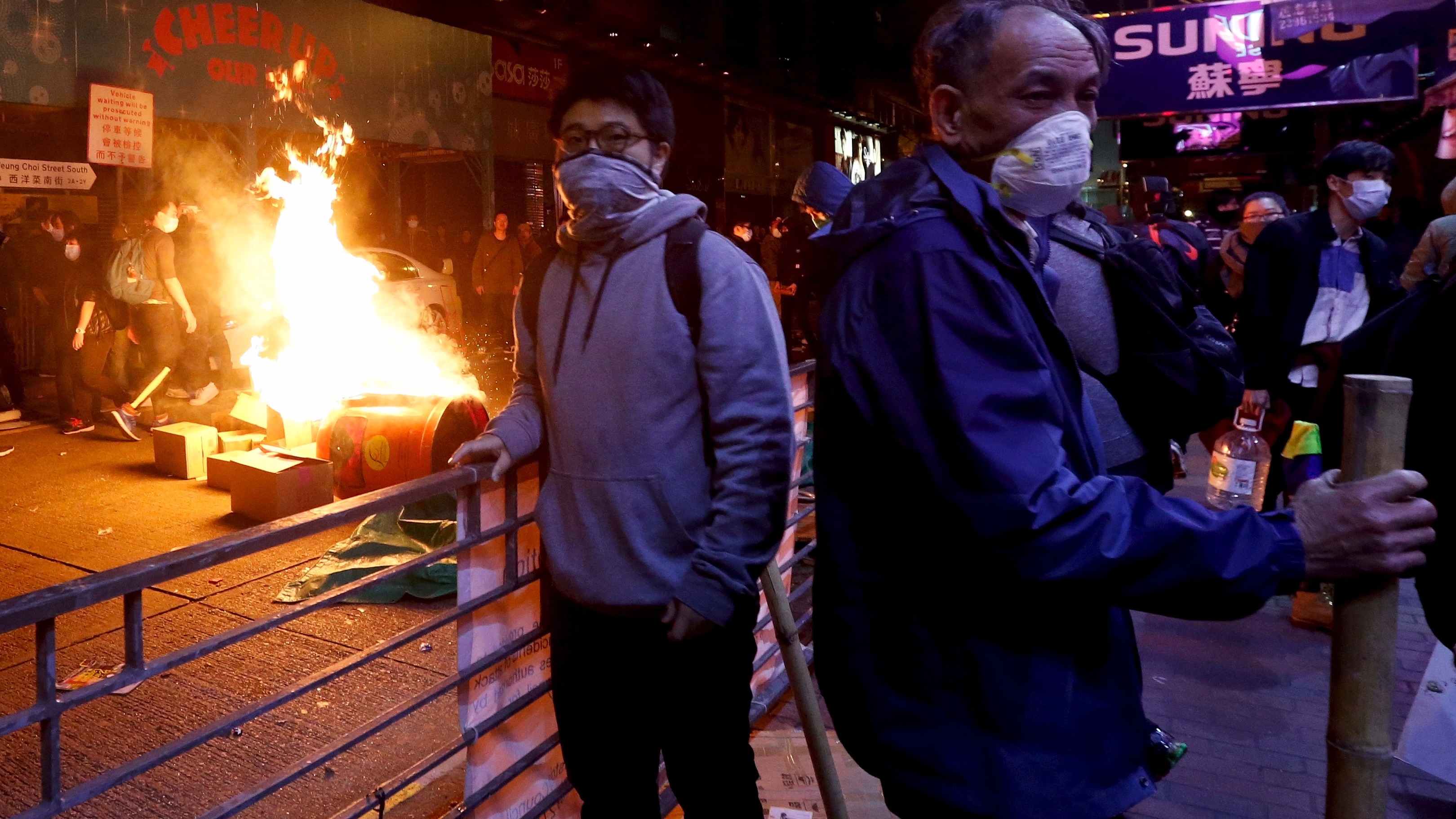 Hong Kong Police Use Pepper Spray And Batons To Disperse Mong Kok Street Vendor Protesters