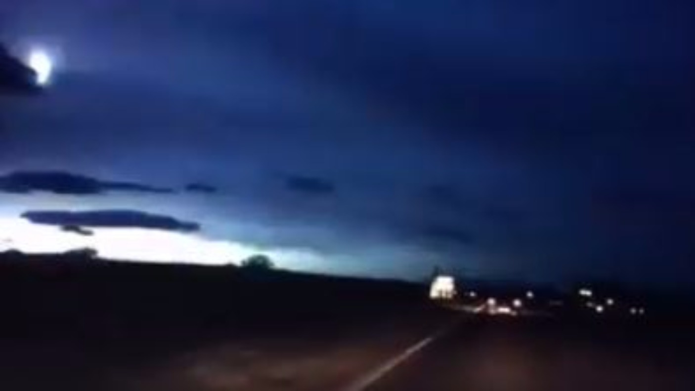 Video shows suspected meteor lighting up the night sky ITV News