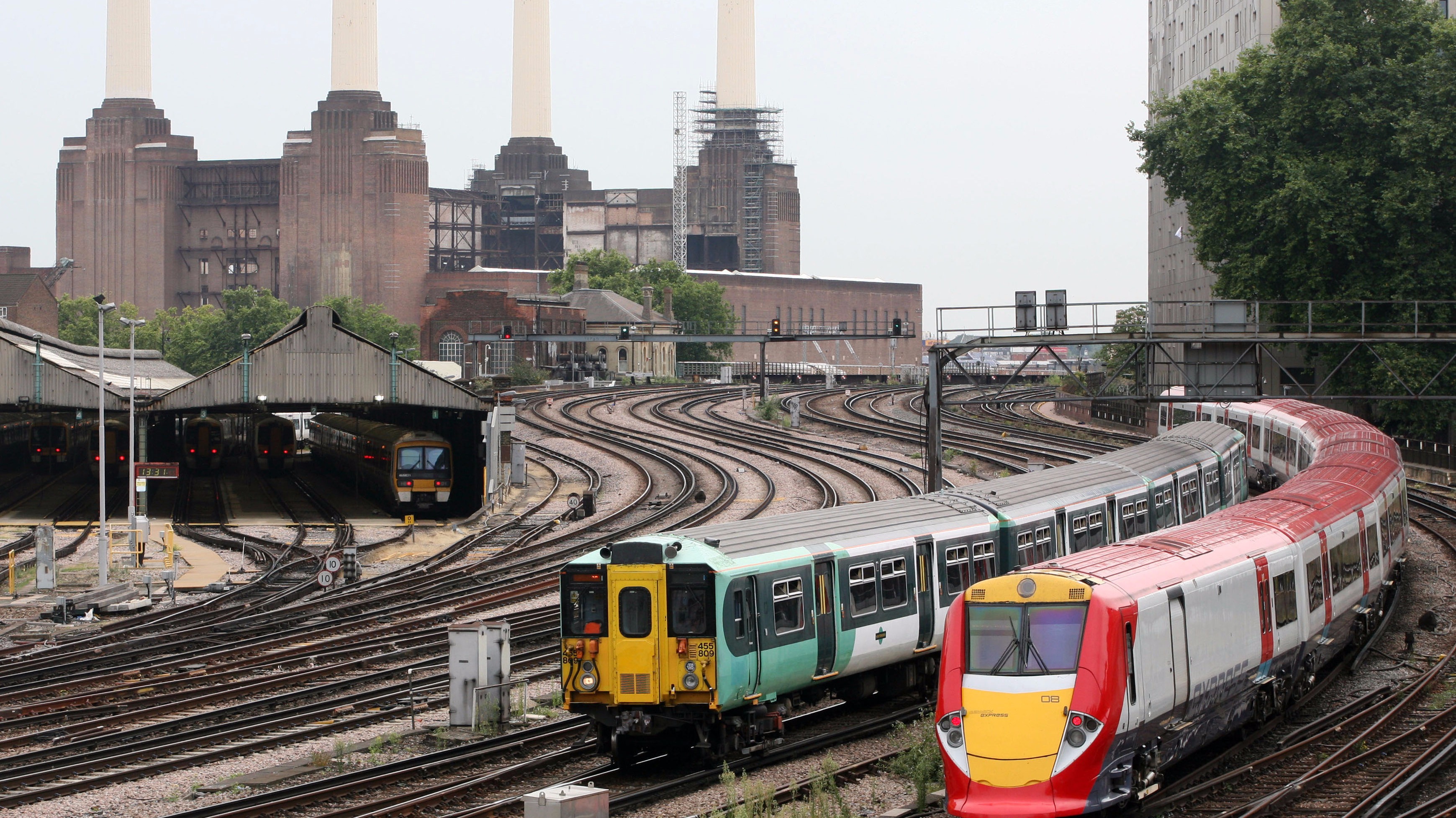 Bank holiday travel disruption warning as Gatwick Express closes and night  Tube strike continues | ITV News London