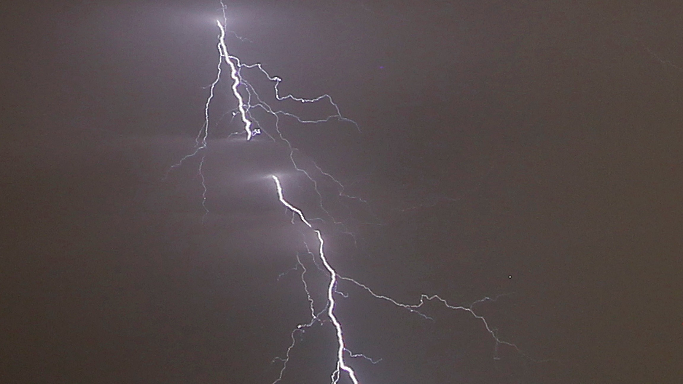 Video catches moment plane is hit by lightning as it lands at Heathrow ...