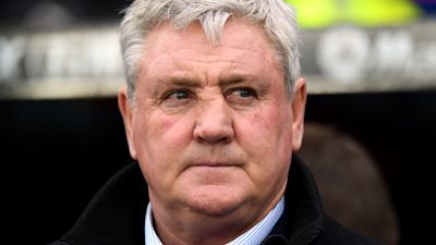 Steve Bruce speaks to his side during Man City game