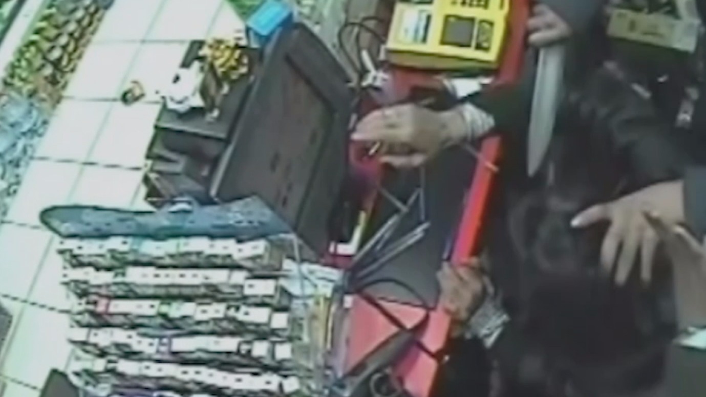 Dramatic knife point robbery caught on CCTV | ITV News London