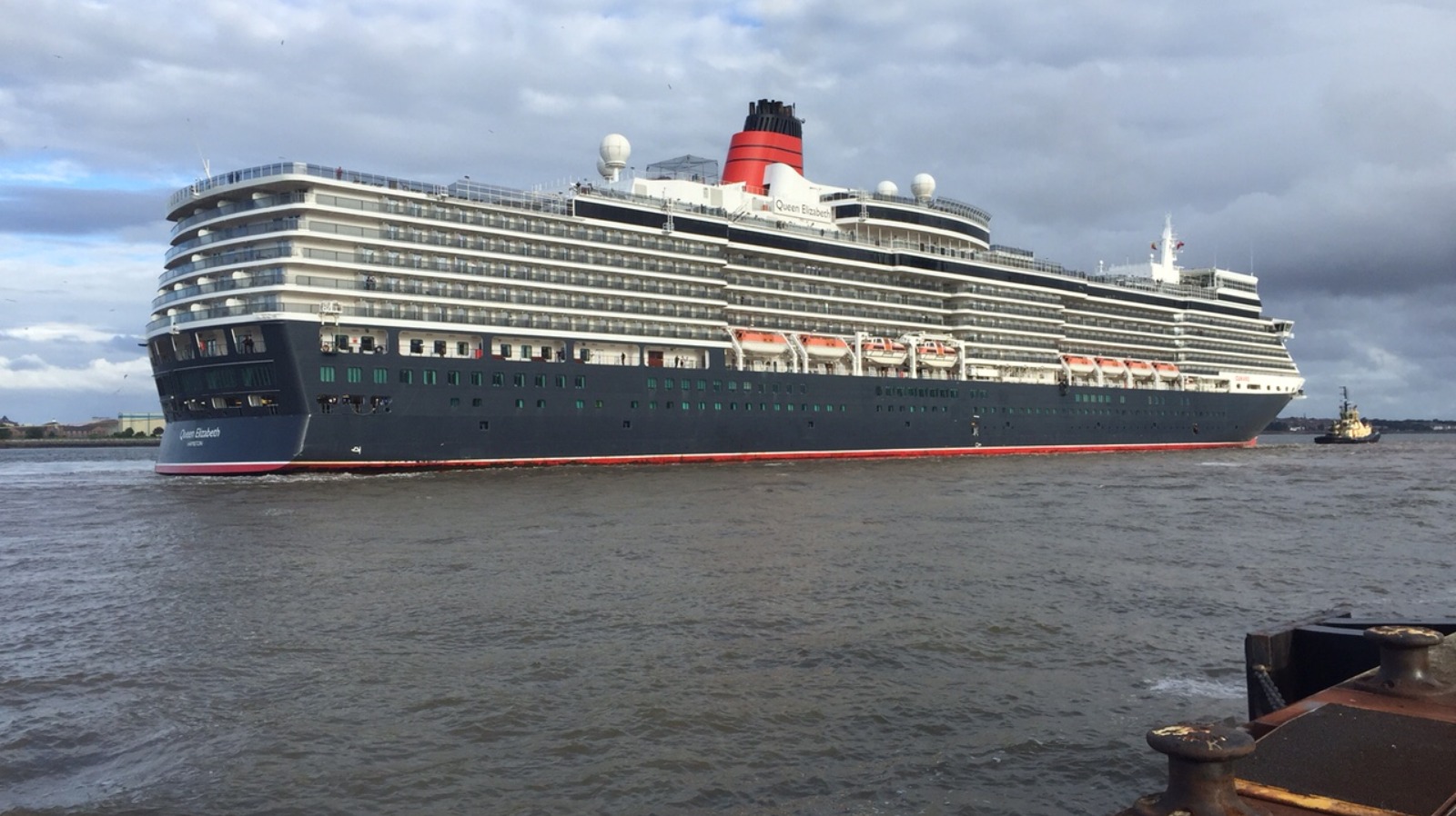 Queen Elizabeth liner arrives in Liverpool for Cunard Building ...