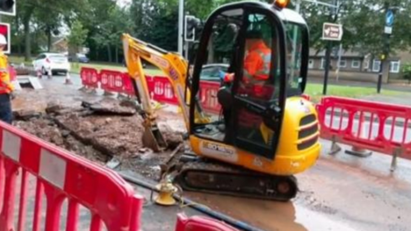 Drivers faced rush hour chaos after burst water main | ITV News Central