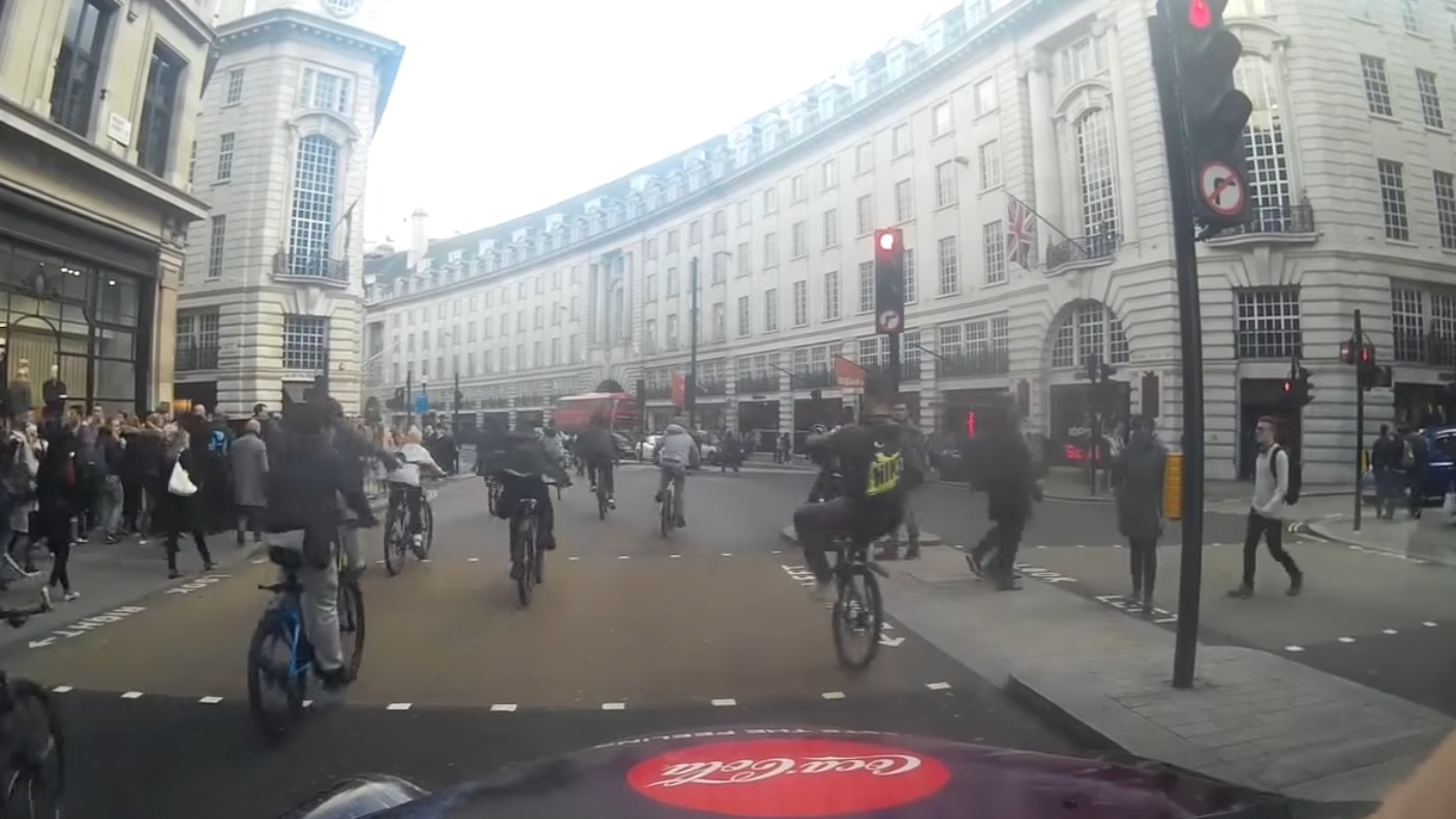 shocking-moment-more-than-40-cyclists-jump-red-light-in-seconds-itv