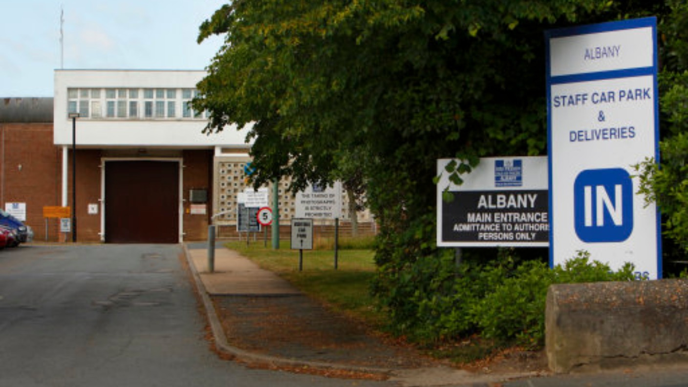 Prison officer has throat slashed by inmate at IOW jail | ITV News Meridian