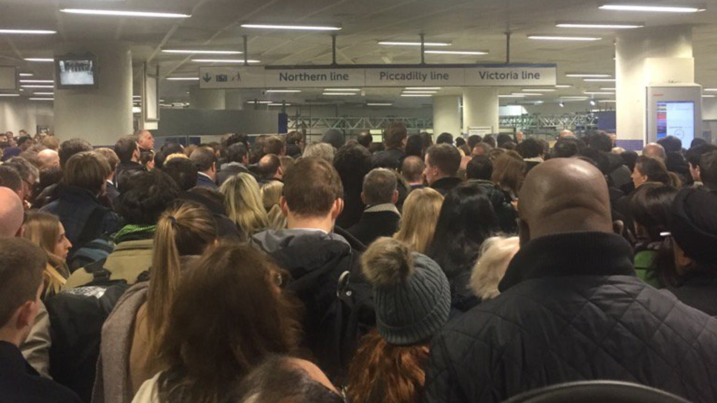 Commuter chaos at Kings Cross due to Piccadilly line damage | ITV News ...