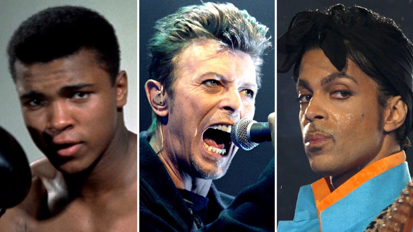 Famous deaths in 2016 memorialised on unusual Christmas tree | ITV News