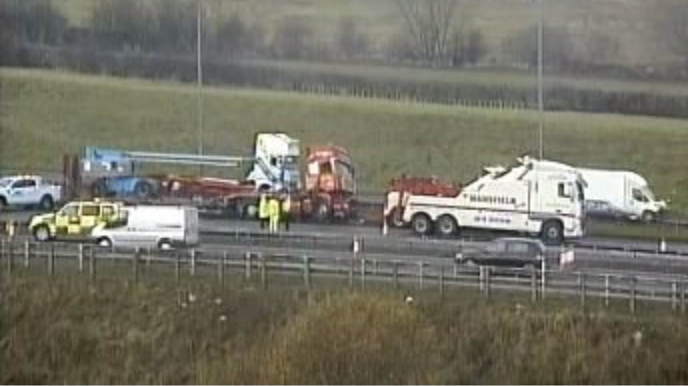 Recovery Work Underway After Jackknifed Lorry Closes M1 | ITV News Calendar