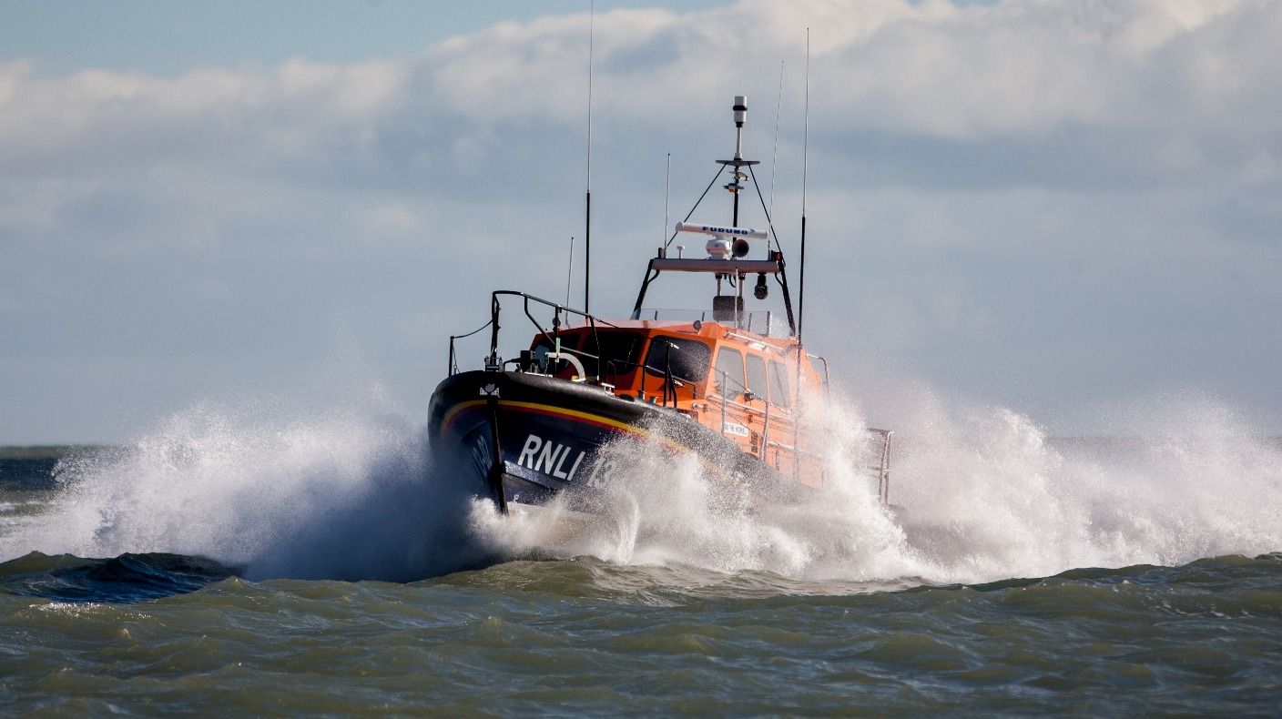 Seven rescued by RNLI after cargo ship sinks off Kent coast | ITV News