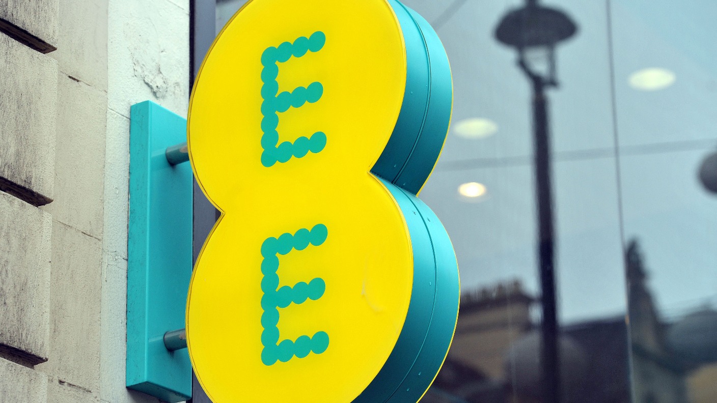 ee-fined-2-7-million-by-ofcom-for-over-charging-customers-itv-news