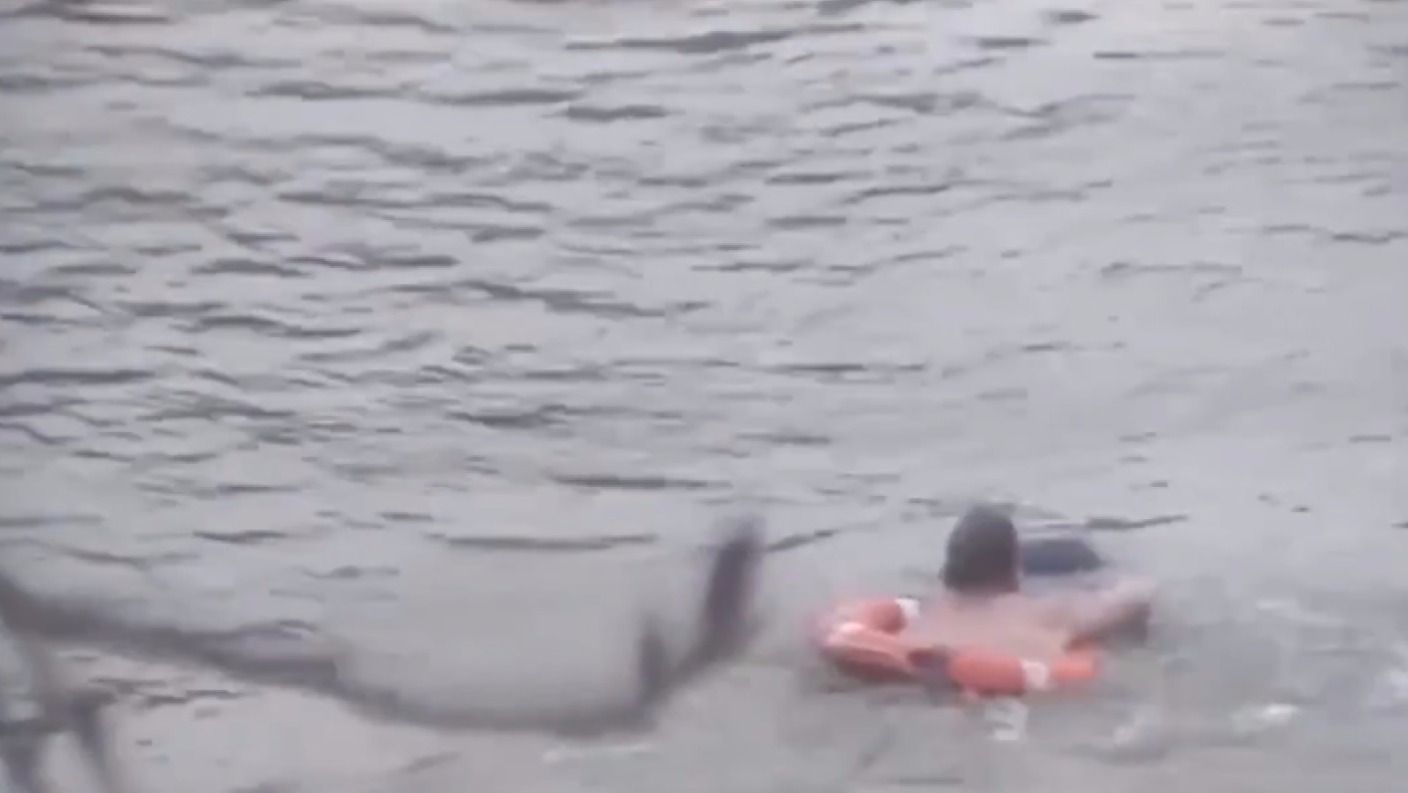 Moment hero police officer jumps in river to save man from drowning ...