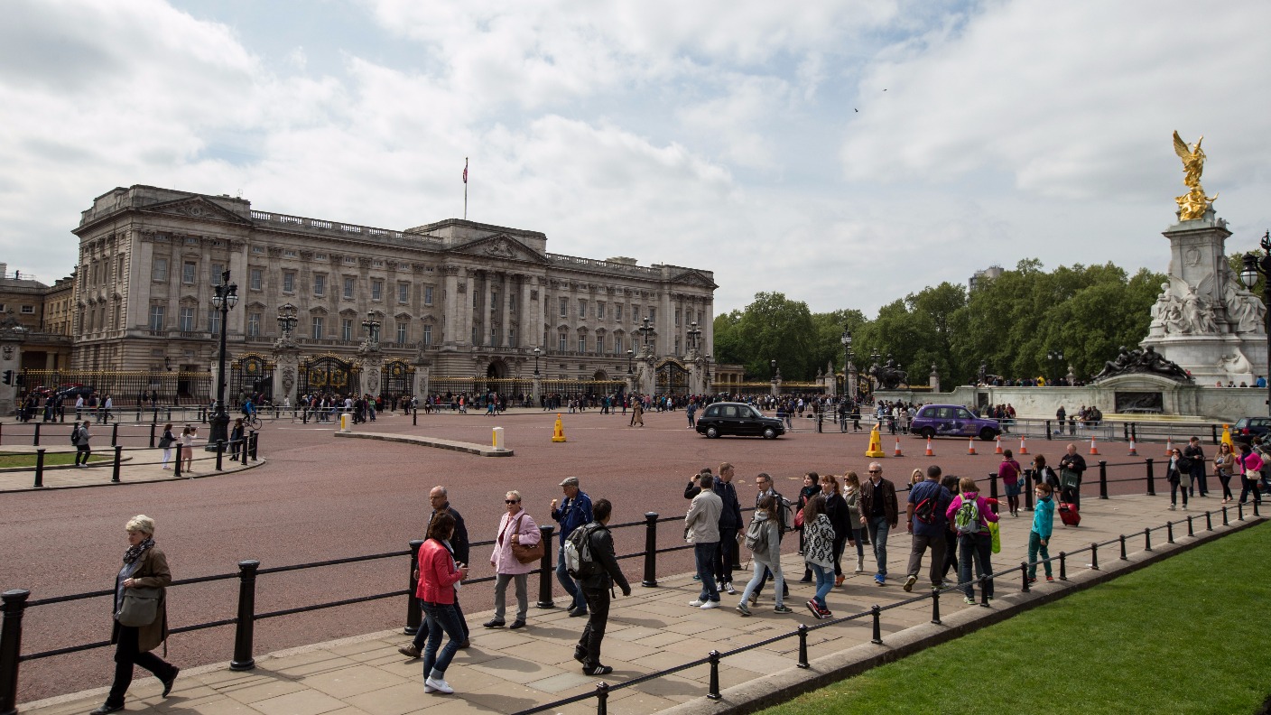 Man with knife arrested near Buckingham Palace | ITV News