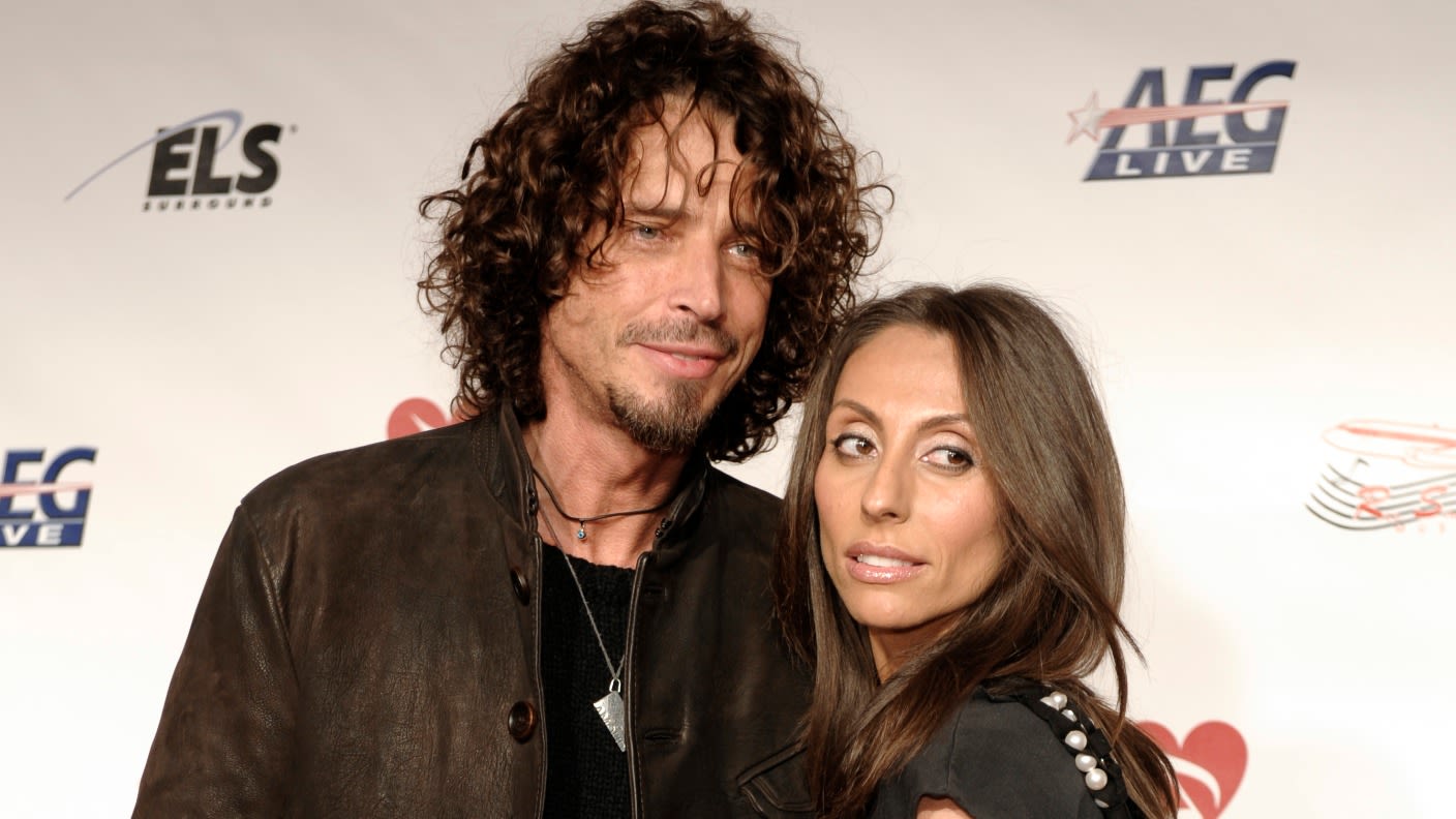'I'm sorry you were alone': Chris Cornell's wife writes open letter to late  Soundgarden singer | ITV News