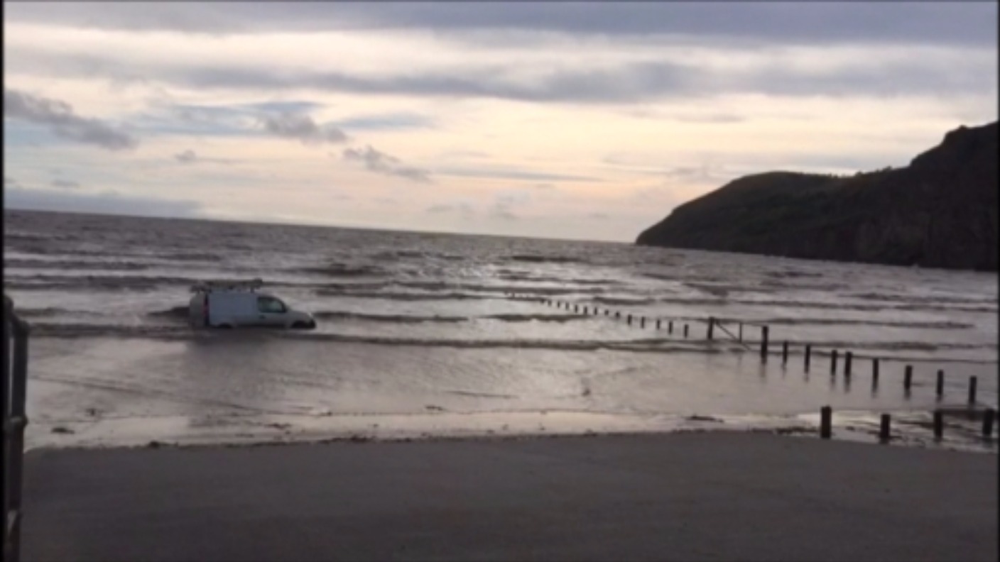 Stranded van rescued from sea on Somerset beach | ITV News West Country