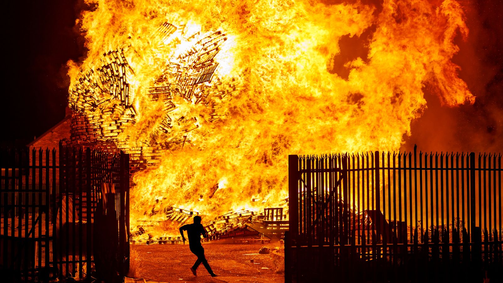 Man Dies After Falling from Eleventh Night Bonfire in Belfast as Safety Concerns Vindicated