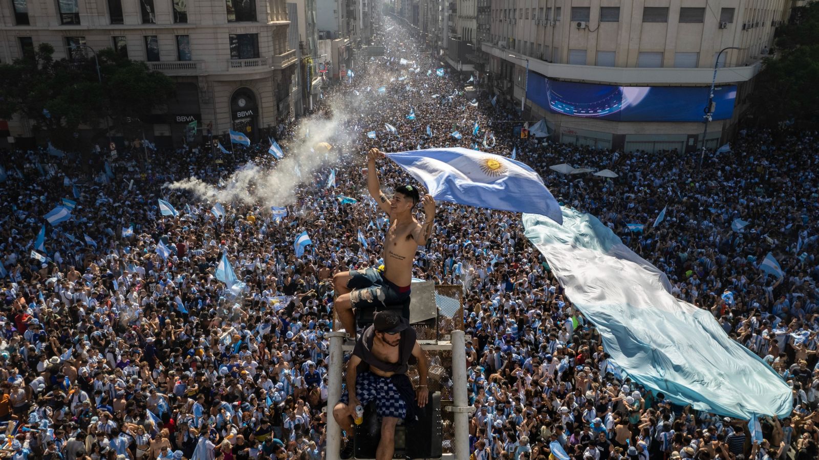 Huge crowds party in Buenos Aires after Argentina's dramatic World Cup ...