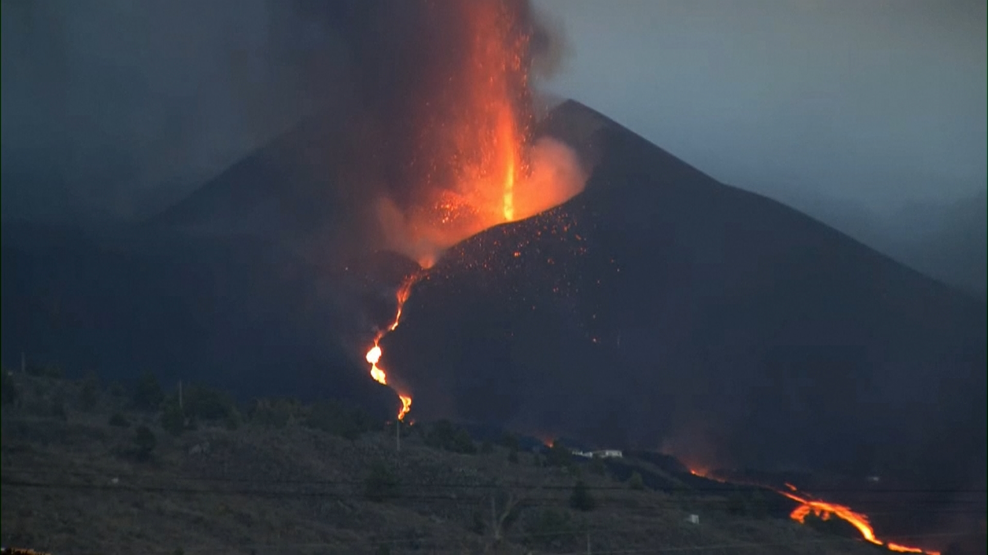 La Palma volcano still spewing out lava three weeks after initial ...