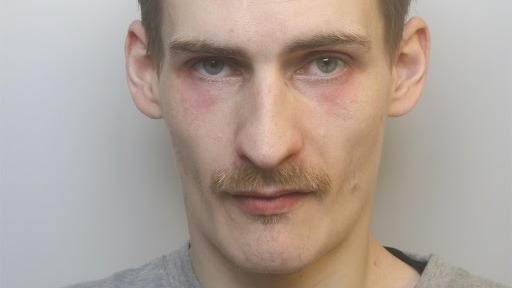 A mugshot of a white man dqxikeidqkikdinv