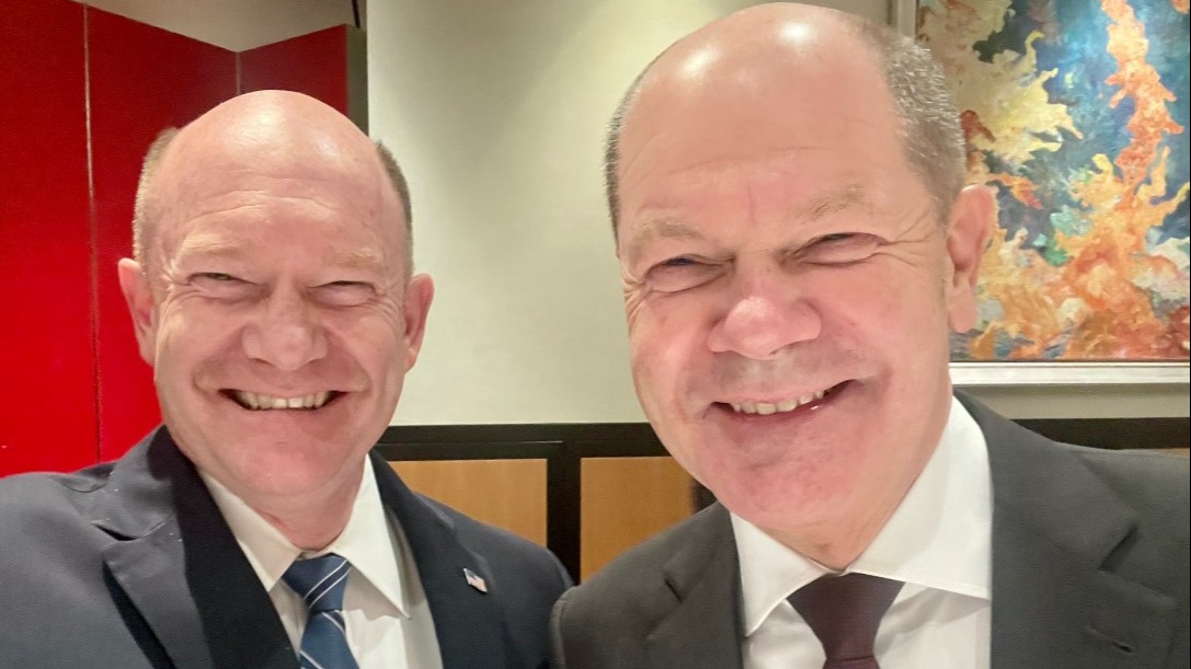 US senator posts selfie with 'doppelgaenger' German Chancellor Olaf