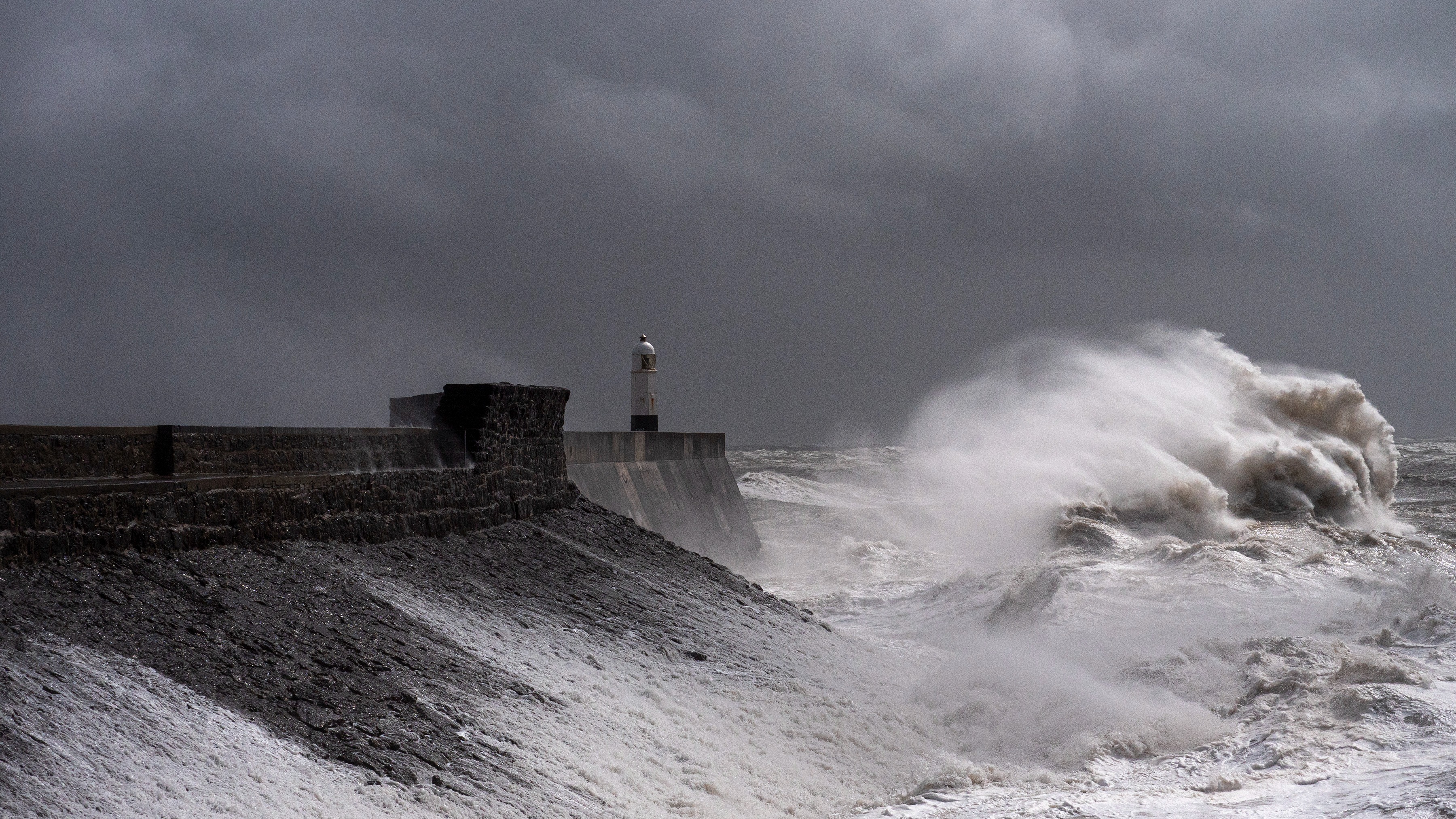 storm arwen wales braced for 65mph winds and travel chaos itv news wales