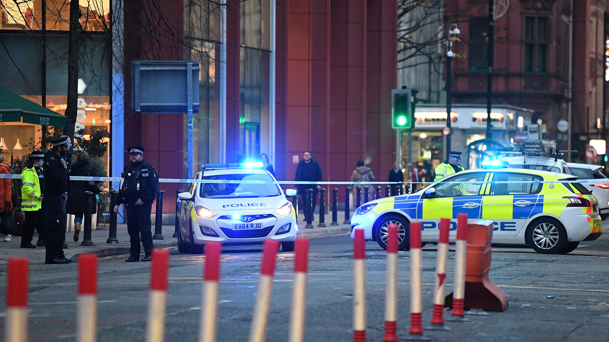 Deansgate in Manchester closed after man seen making threats with