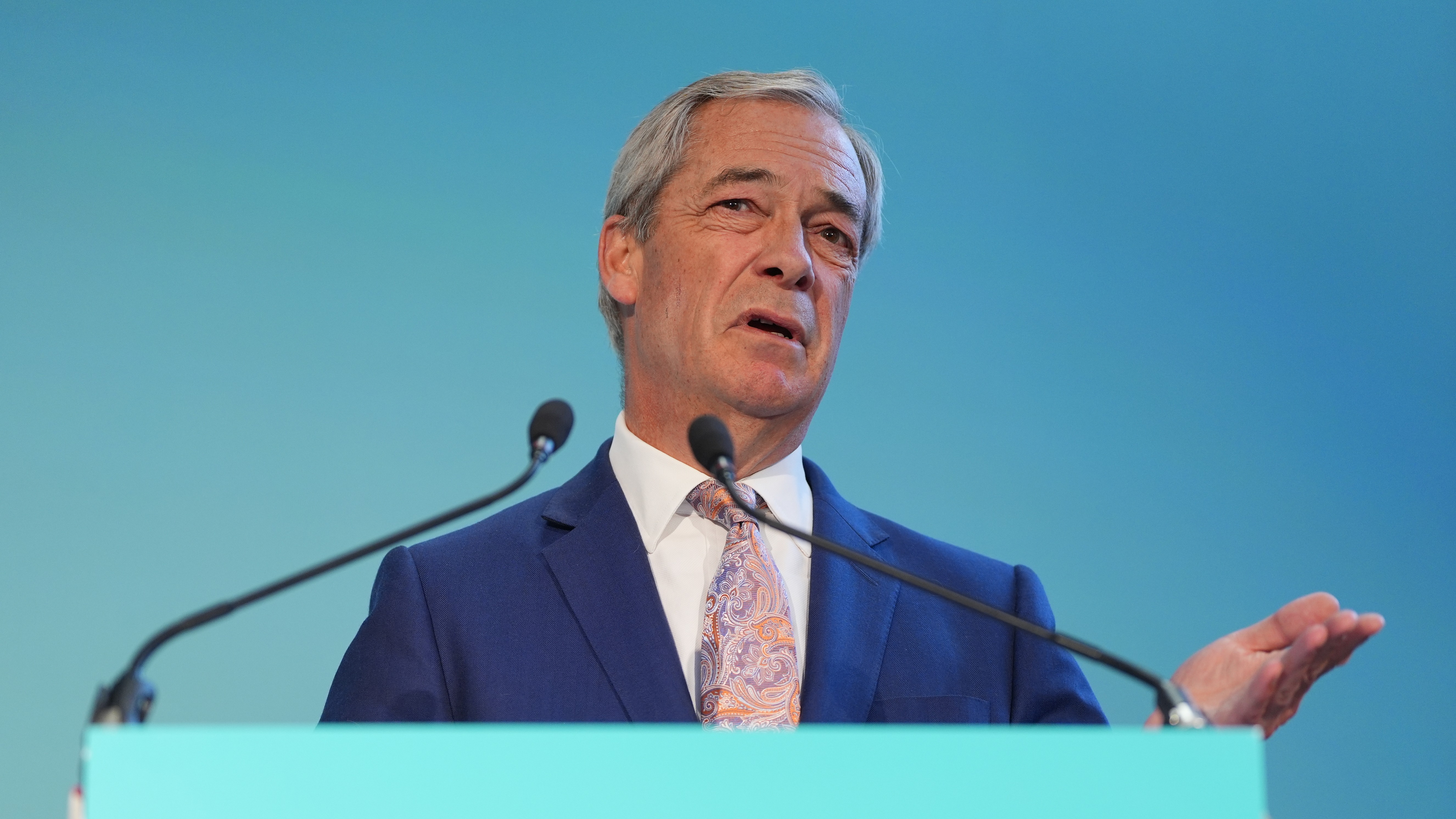 Starmer calls Farage ‘spineless’ over school racism allegations