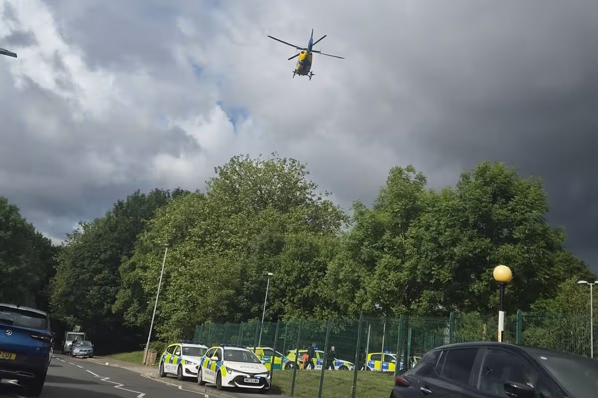 Drei Schüler in Manchester niedergestochen, Schule muss abgeriegelt werden