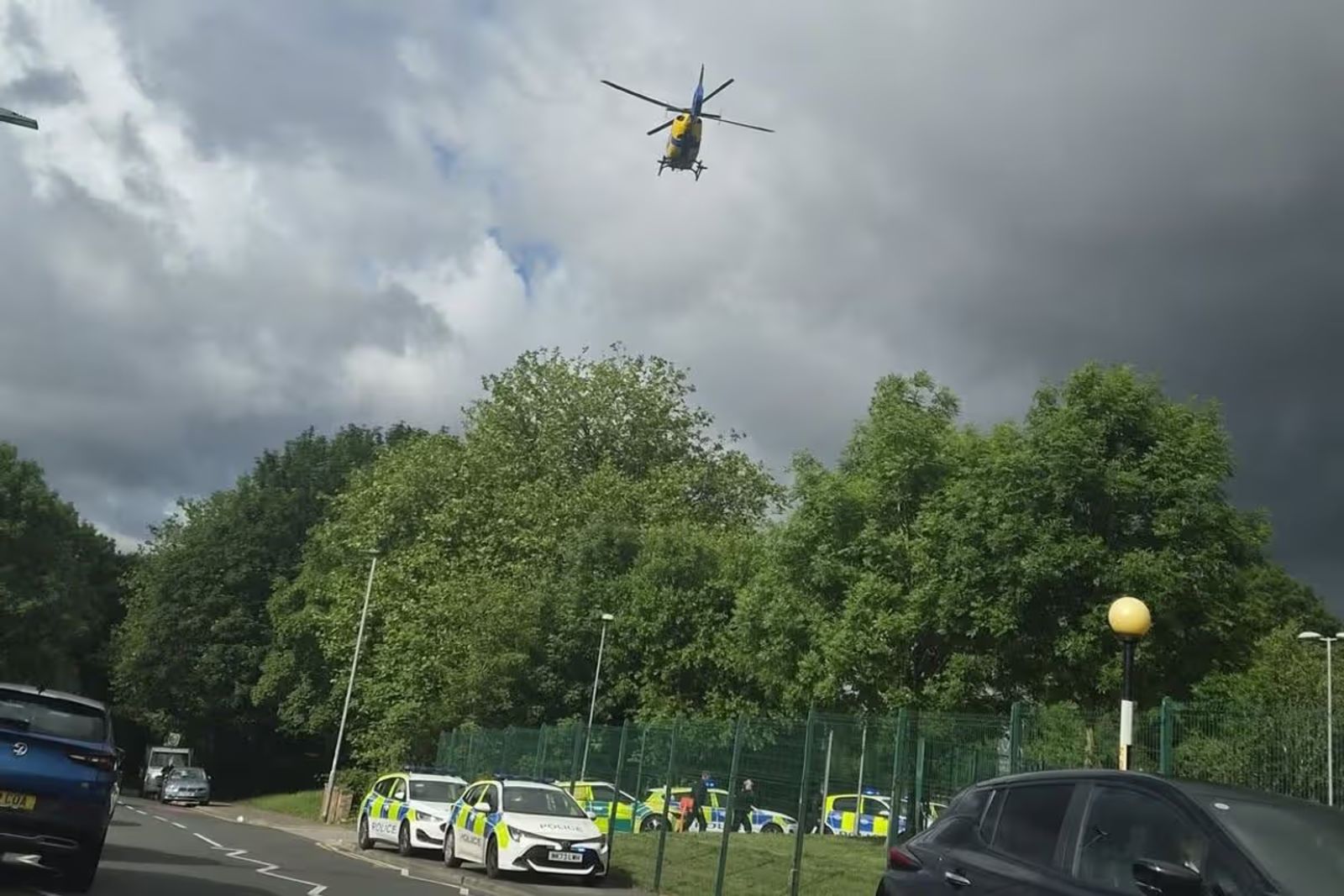 Drei Schüler in Manchester niedergestochen, Schule muss abgeriegelt werden