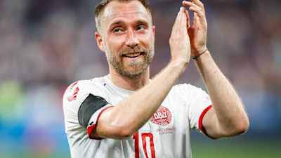 Christian Eriksen clapping