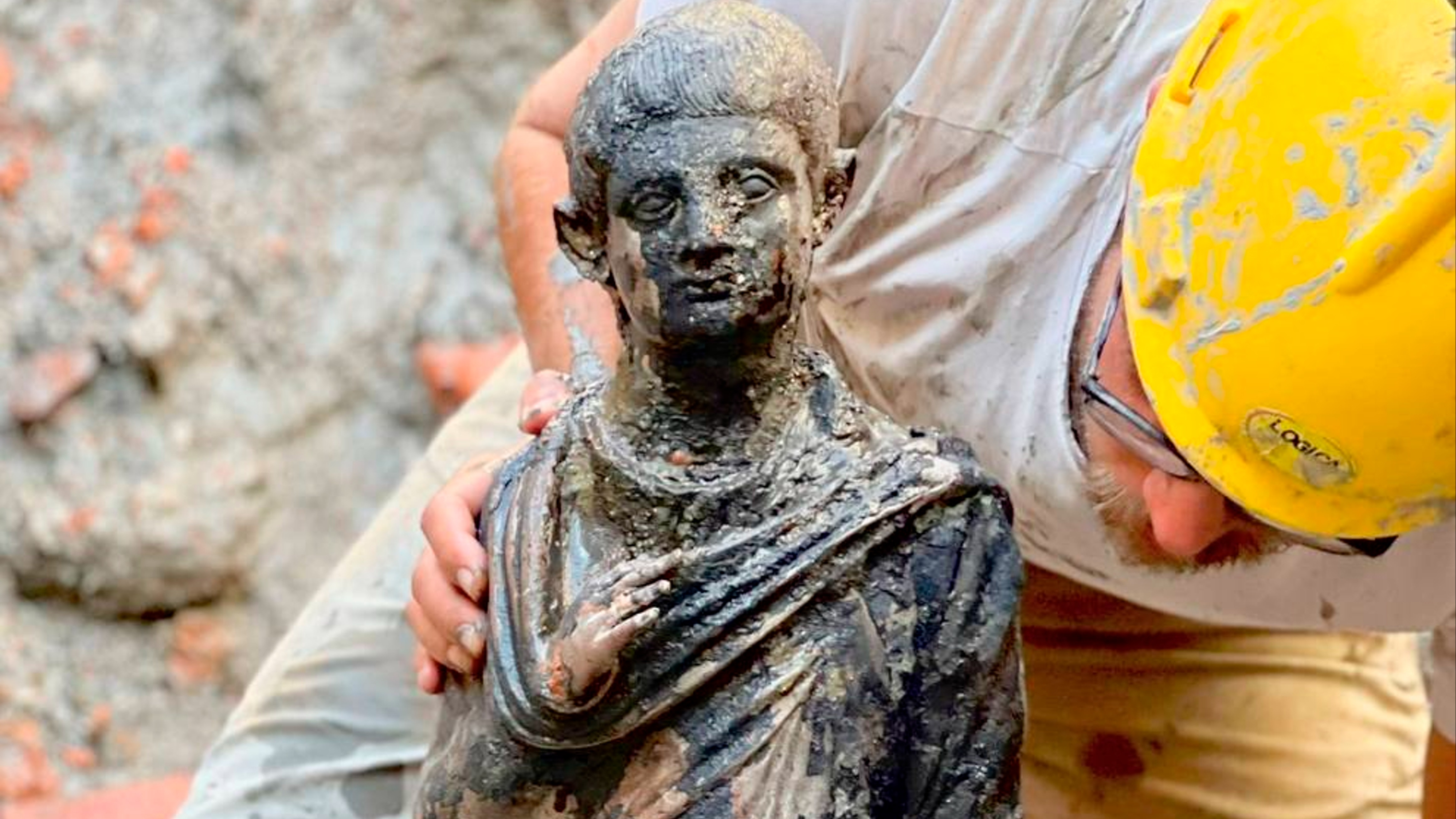 Discovery of 2000-year-old Italian bronze statues will 'rewrite' history of  Roman Empire | ITV News