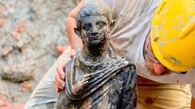 Archaeologists work at the site of the discovery of two dozen well-preserved bronze statues from an ancient Tuscan thermal spring in San Casciano dei Bagni, central Italy.

Credit: Italian Culture Ministry