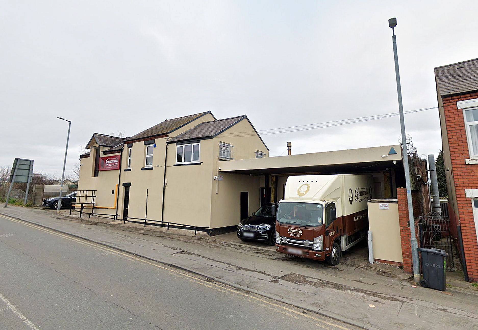 Man dies and woman fights for her life after car crashes into Wrexham