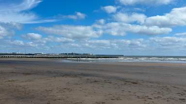 Two men die after entering sea to help children in difficulty
