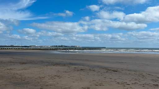 Two men die after entering sea to help children in difficulty